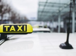 Выполнявший заказ таксист из Биробиджана лишился более 13 тысяч рублей