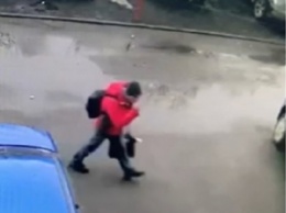 В Барнауле за половое преступление с пострадавшим ребенком разыскивают мужчину в красной куртке