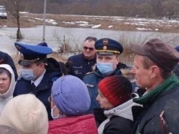 Прокурор Калужской области лично встретился с жителями отрезанной паводком деревни