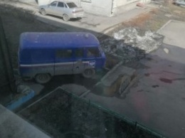 Паркующаяся во дворе "Почта России" возмутила кузбассовцев