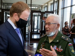 Виктор Томенко вручил награду ветерану, запускавшему в космос Гагарина