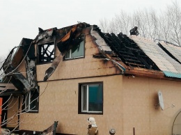Огонь охватил сразу два дома в Белогорске