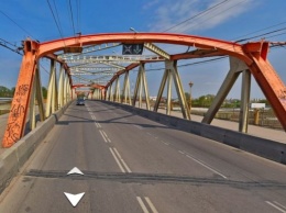С понедельника частично перекрывается движение по «оранжевому» мосту на Киевской
