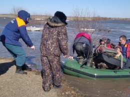 Алтайские МЧС-ники спасли рыбаков, попавших в ловушку из-за паводка