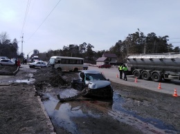 Два человека пострадали в столкновении маршрутки и «легковушки» на Змеиногорском тракте в Барнауле