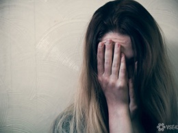 Девушка выпала из барнаульской многоэтажки после группового изнасилования