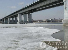 Подвижки льда наблюдаются на Оби в Барнауле