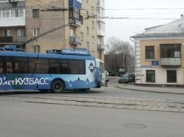 Троллейбус столкнулся с автобусом на трамвайных путях в Кемерове