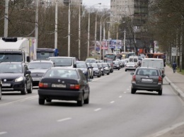 На преодоление пробки перед ремонтируемым на Киевском мостом уходит почти час