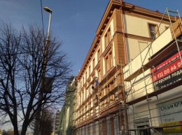 На бывшем здании имперских железных дорог в Калининграде делают фальш-окна (фото)