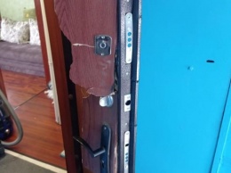 Силовики в масках по ошибке срезали дверь и «взяли штурмом» квартиру перепуганной семьи в Заринске