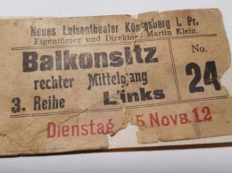 Жительница Полесска нашла билет в театр Кенигсберга 1912 года во время ремонта (фото)