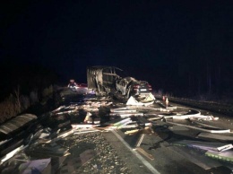 В Югре в результате лобового столкновения фургона и легковушки 4 человека погибли