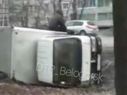 В Белогорске опрокинулся грузовик