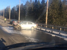 На мосту между Кукковкой и Древлянкой машину при обгоне занесло и отбросило на ограждения