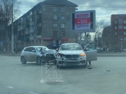 Два автомобиля столкнулись на кемеровском перекрестке