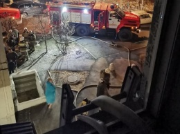 В Барнауле на ночном пожаре в многоэтажном доме эвакуировали 20 человек