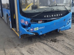 Вылетел в поле: пассажирка серьезно пострадала из-за уснувшего водителя автобуса в Новокузнецке