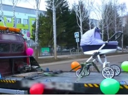 Новорожденный ребенок покинул кемеровскую больницу на эвакуаторе с коляской