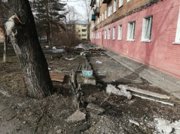 Соцсети: строительный мусор заполонил территорию у бывшего детского сада в кузбасском городе