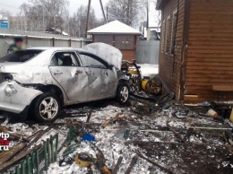 В Петрозаводске автомобиль влетел в жилой дом и перевернулся