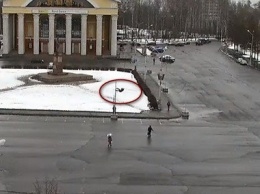 На площади Кирова электромонтер сорвался с пятиметровой высоты