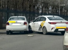 Два такси перегородили дорогу в результате ДТП в Кемерове