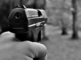 Принявший телефон за оружие полицейский выстрелил в американца