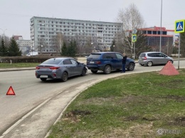Столкновение двух автомобилей затруднило движение в Кемерове