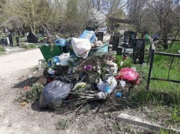 Власти Симферополя объяснили, почему на городском кладбище собрались кучи мусора