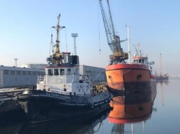 В Калининградском рыбном порту выставили на продажу нефтесборщик и буксир