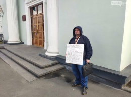 Петрозаводчанин Евгений Шумилов снова вышел на одиночный пикет около здания правительства