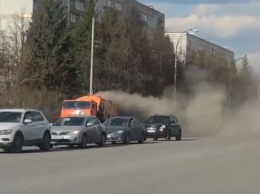 Кемеровчане засняли "уборку" дорог пылью на одной из улиц города