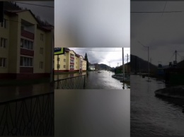 Вода затопила улицы Таштагола: службы перекрыли трассу и отключили котельные