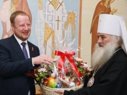 Виктор Томенко поздравил Алтайского митрополита Сергия с праздником Пасхи