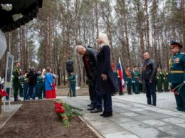 К памятнику героям-танкистам в Моховой Пади возложили цветы
