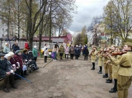 Поздравительные концерты прошли в Чебоксарах возле домов ветеранов