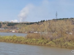 Кемеровчане заметили мощный дым возле "Красной горки"