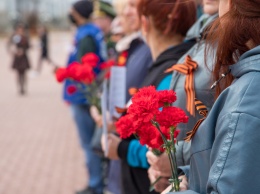 «Вальс Победы» и море гвоздик: благовещенцы почтили память героев Великой Отечественной войны