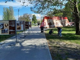 В симферопольском парке разместили "Стену памяти", фотозону и выставку, - ФОТОФАКТ