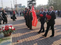 Губернатор Алтайского края возложил цветы к мемориалу Славы