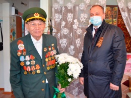 Евгений Тюхаев поздравил с 9 Мая ветеранов