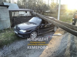 Деревянный столб прижал машину к земле под Кемеровом