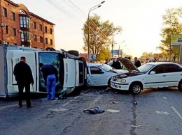 Грузовик «собрал» легковые автомобили на светофоре в Барнауле