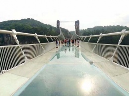 В Китае под ногами туриста провалился стеклянный мост