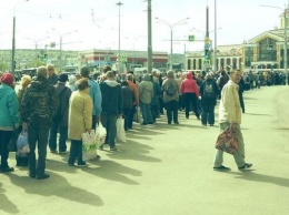 Новокузнечане выстроились в километровые очереди на кладбище