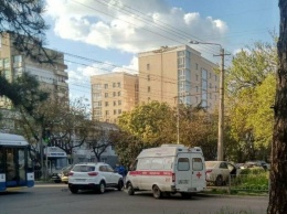В Симферополе легковушка слетела с дороги в зеленую зону, - ФОТО