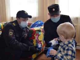 Алтайский полицейский спас ребенка, который чуть не выпал из окна
