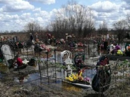 В Зее подтопило кладбище: могилы оказались в воде