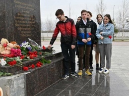 «Мы с тобой, Казань». В Нижневартовске проходит возложение цветов в память о жертвах стрельбы в школе